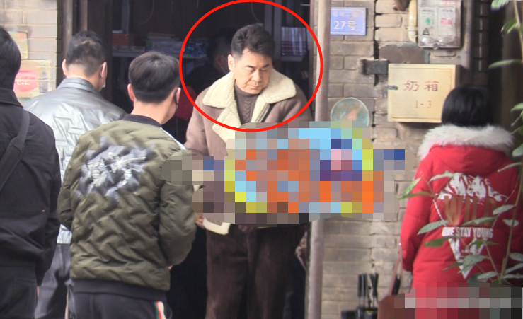 陈建斌|陈建斌片场张嘴睡觉被拍！头发凌乱脸色疲惫，对戏“骂跑”小演员