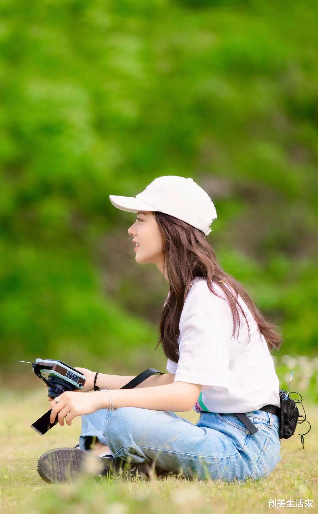 《花儿与少年》赵今麦，印花T恤配经典牛仔裤，可盐可甜