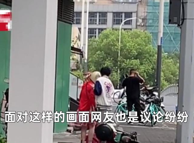江苏一男孩坐后座抱手机打游戏,妈妈用力推车前行,路人直呼离谱