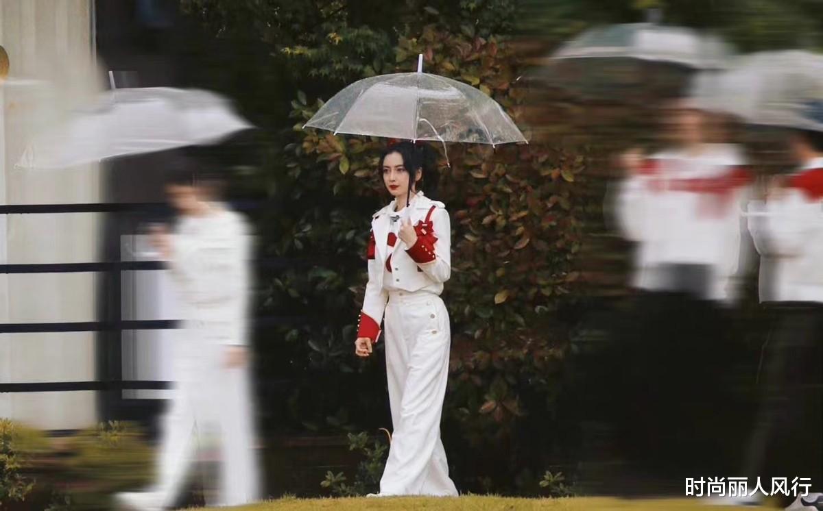 护肤 Baby最新综艺造型又翻车!穿白色不如白鹿美,梳双马尾更用力过猛