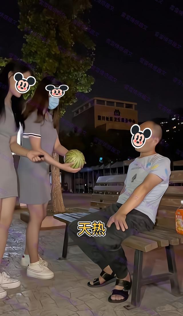 女子以为坐在路边乘凉的大爷无家可归,上前资助被拒:我有三套房