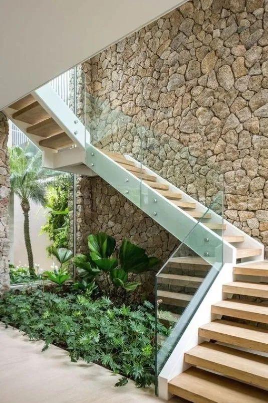 楼梯下打定制柜,从来不是有钱人的选择,还不如设景观区更为美观