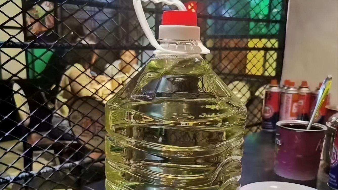 昨天二叔给爷爷送来1桶散酒，4斤左右，二叔却说这酒花了3千多，原来他是把1瓶茅台酒倒进塑