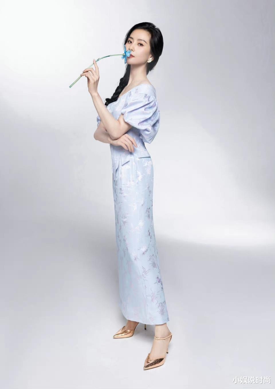 刘诗诗|又被刘诗诗美到了,一袭蓝色露肩长裙搭配麻花辫,清新淡雅又减龄