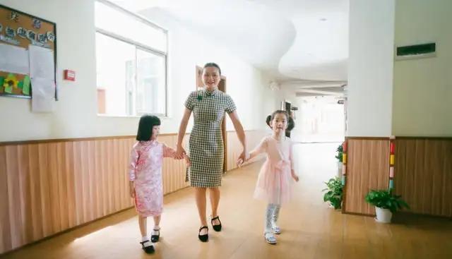 小题大做还是另有隐情?老师给学生换裤子发现一物,隔日申请辞职