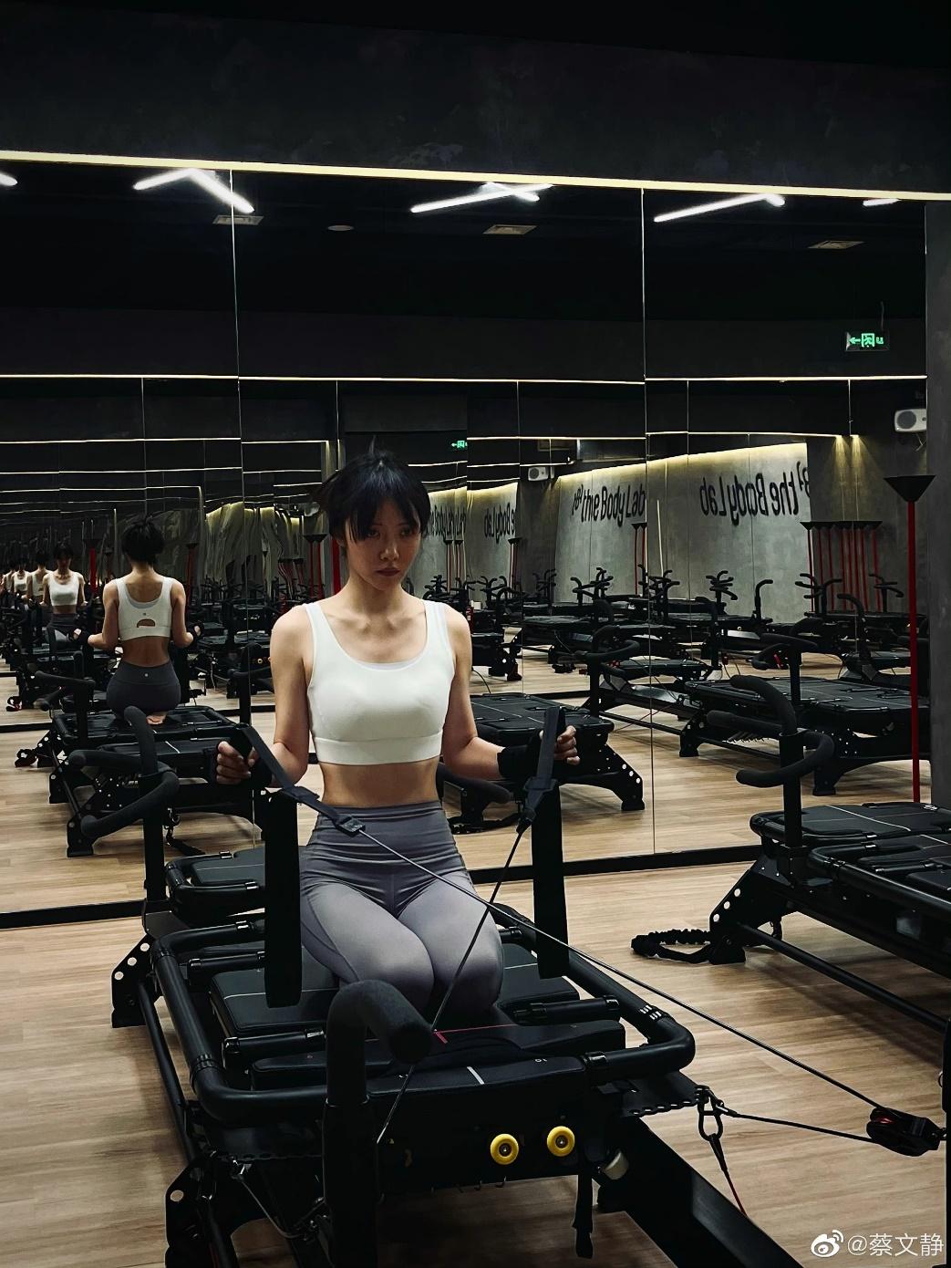 蔡文静|蔡文静晒健身绝美腹肌照,绝好身材令人羡慕,自律的女生最美丽