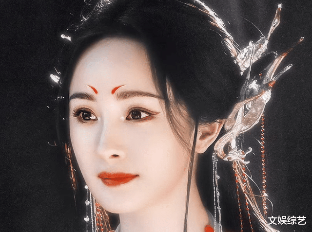 杨幂|杨幂穿红色古装长裙，美艳迷人的造型，与涂山红红很适配