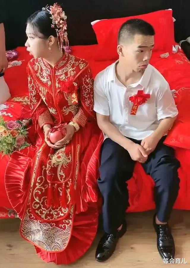 残疾小伙结婚愁容满面,漂亮新娘也显得不对劲,网友:家里有矿吧