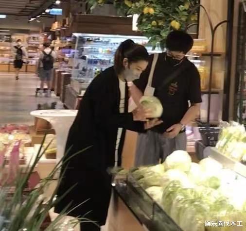 Selina|Selina跟男友牵手买菜，无名指对戒曝光，疑已秘密结婚，女方回应