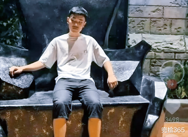 胡鑫宇失踪事件后续,众家长齐聚校门口讨说法,媒体人为学校洗白