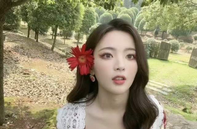 杨超越 杨超越花蝴蝶造型再次美出新高度，魅惑眼妆加分
