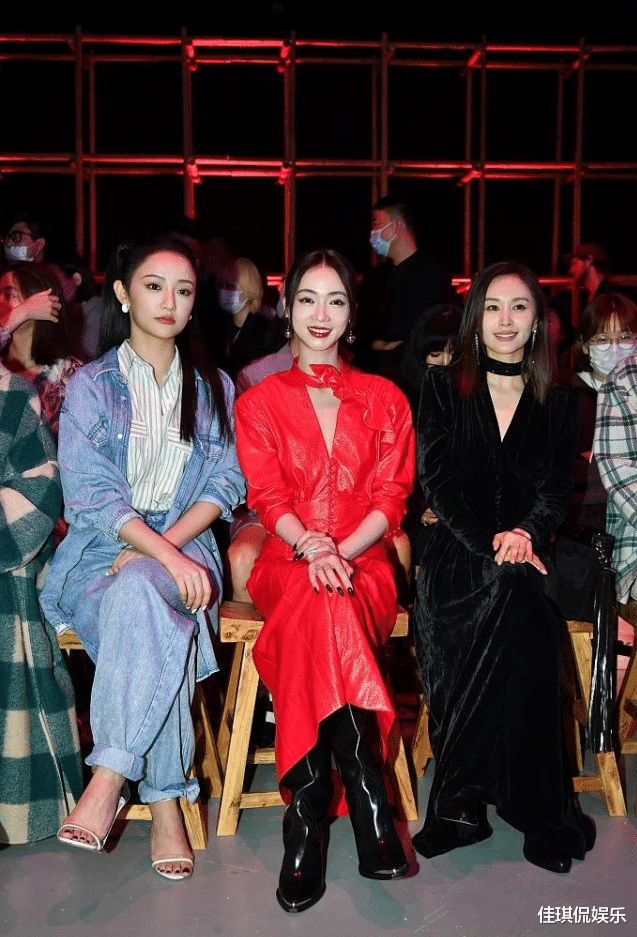 王子文|吴谨言与王子文同框，同穿镂空挂脖设计裙，但韵味却有很大差异