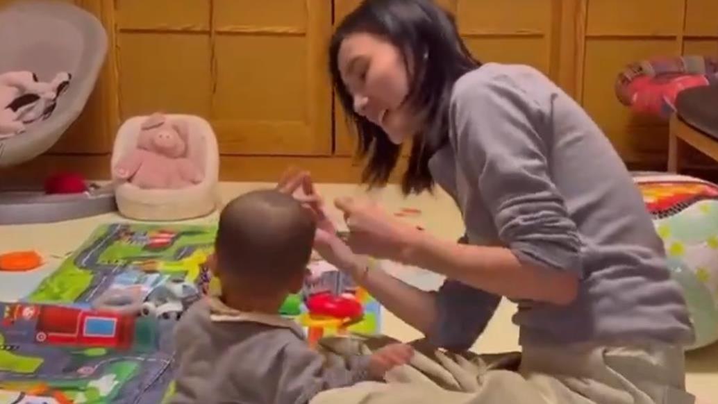 海哈金喜|李亚鹏女儿小名首曝光，海哈金喜怀抱小阿喜高歌表白：只要你快乐