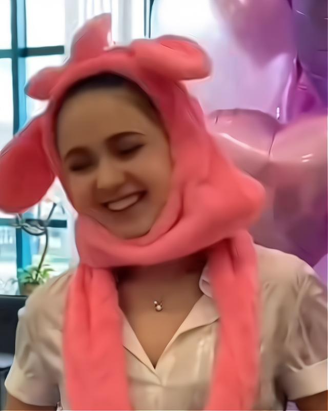 尹正|K宝吃胖了?小脸胖嘟嘟,兔耳朵帽子太可爱了,网友都被萌化了!