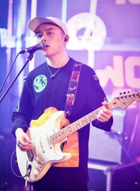 周迅|被迫结束8段婚姻，为爱飞蛾扑火，48岁周迅与小13岁绯闻男友终修成正果