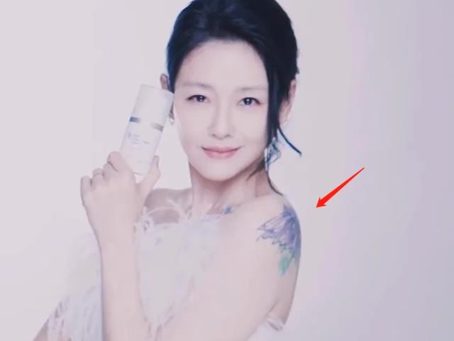 大S|大S婚后同具俊晔拍广告,大胆高调秀恩爱,还展示同款情侣文身
