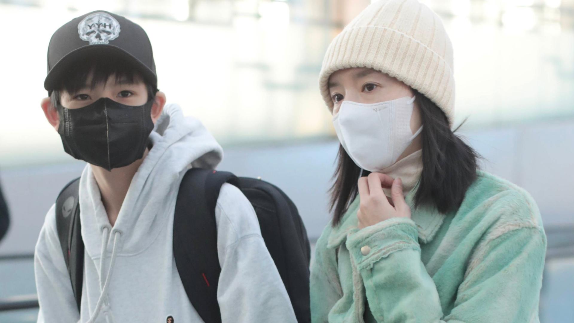 董洁|董洁携12岁儿子现身机场，顶顶身高快赶上妈妈，眉清目秀像杨洋