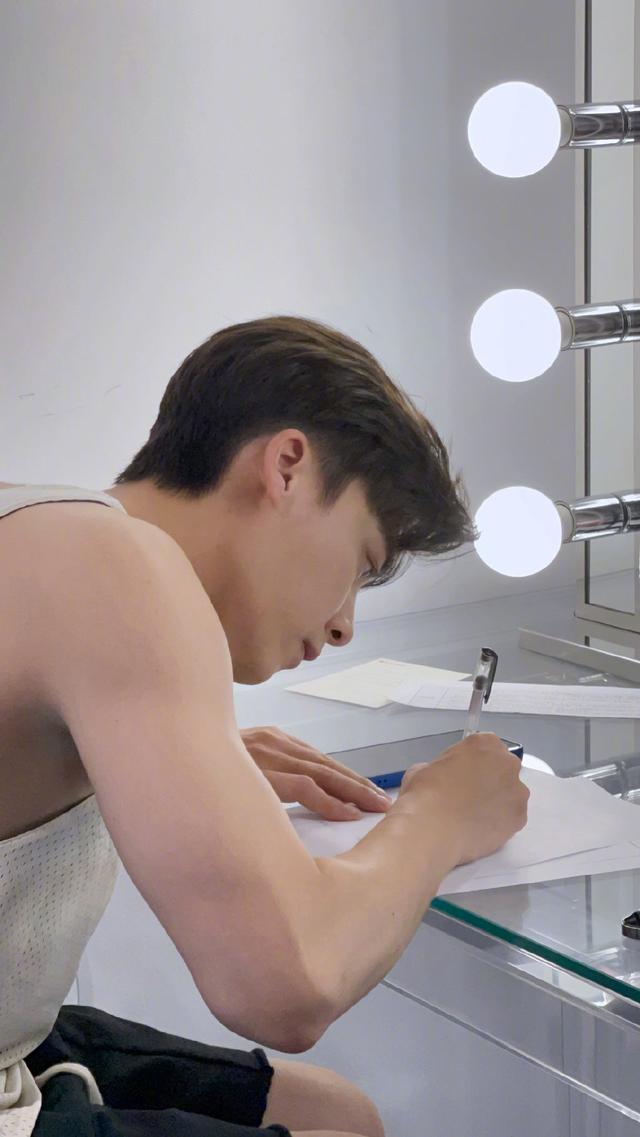 李易峰|李易峰特地直播和粉丝道歉