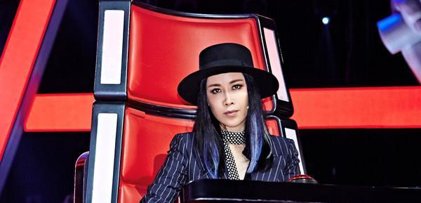 街拍|流行歌手比不过艺术家?那英淘汰姚贝娜周深却选张碧晨惹争议