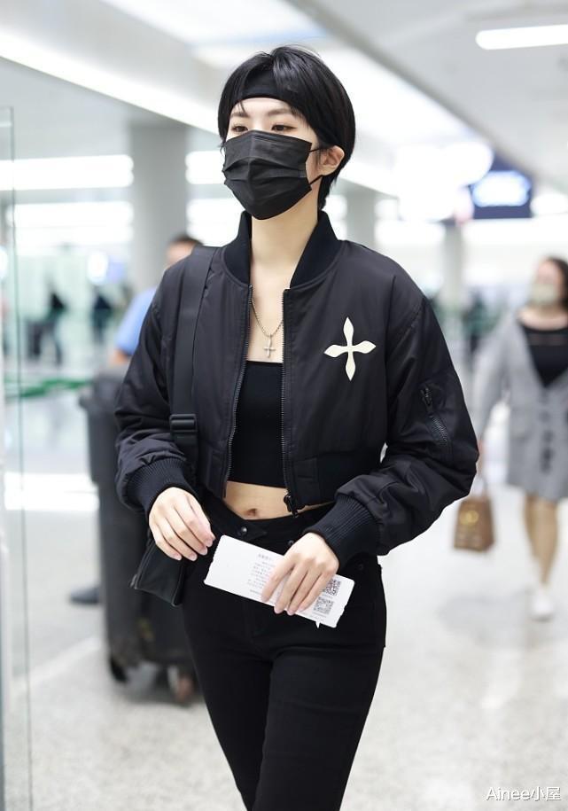 姚安娜 姚安娜风格变了不少，全黑look秀女团身材，短发看着好清爽