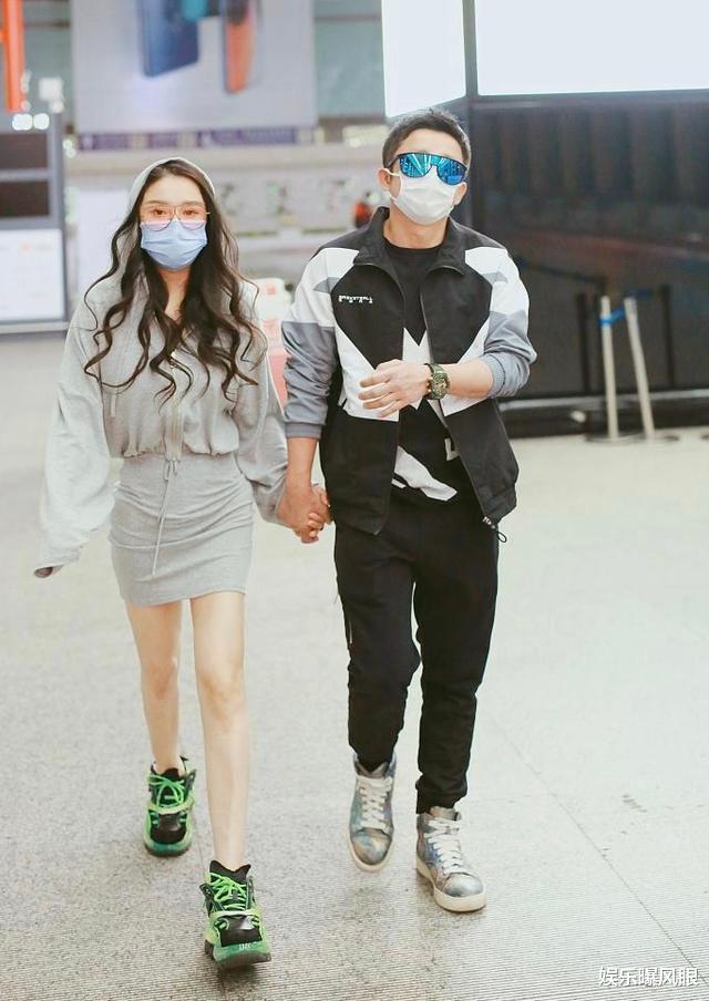 李晨|37岁冉莹颖素颜走机场，双眼无神满脸疲惫，穿健美裤暴露短粗腿