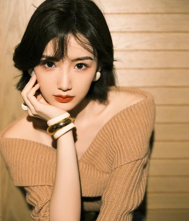 毛晓彤|毛晓彤穿棕色V领上衣露出白皙香肩!雪肤玉貌性感迷人