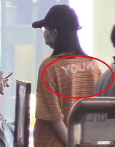 迪丽热巴|迪丽热巴现身机场做核酸，条纹上衣牛仔裤十分随性，休闲打扮下难掩好身材