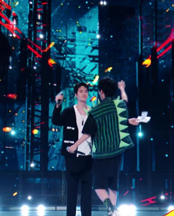 王一博|大张伟带王一博“云”活跃各大综艺,王编剧拉大老师来这就是街舞