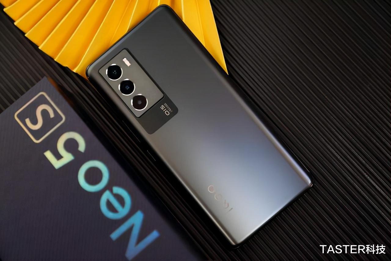 芯片|两个月直降400!独显芯片+高通888+66W!旗舰配置沦为中端机价格