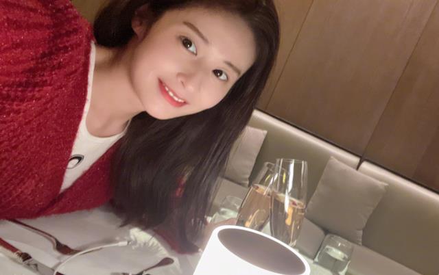 玫瑰|演员颖儿晒玫瑰花礼盒，称这是来自包老师的浪漫，让大家勇敢去爱