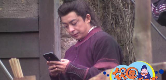 李佳航|李佳航被李晟晒搞怪造型引热议现身片场玩手机面容发福