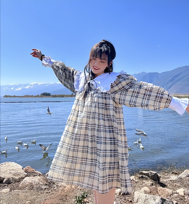 宋祖儿|宋祖儿穿紧身裤爬山！坐地上一双长腿十分纤细，侧面身材凹凸有致