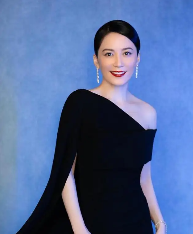 俞飞鸿|演员俞飞鸿:51岁风韵犹存,不缺追求者,有固定伴侣,就是不结婚