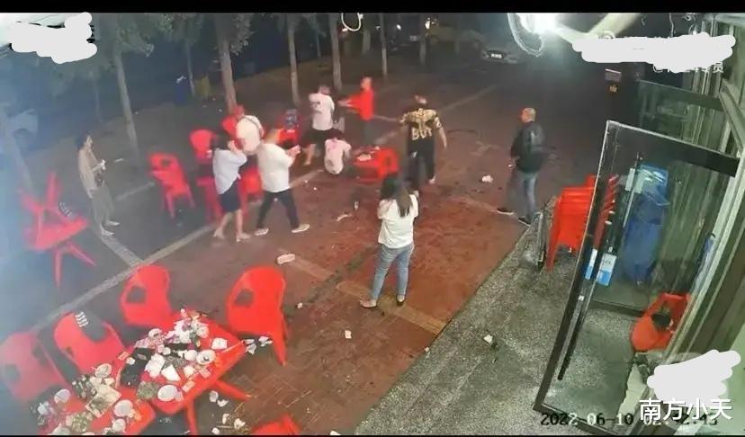 唐山被殴女子的父亲一夜苍老、无语凝噎,严惩凶手是对其最大的安慰