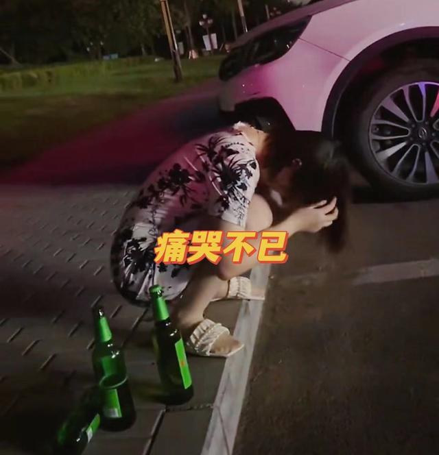 午夜,女子蹲在路边疯狂打自己耳光,知情者:她前夫今天结婚