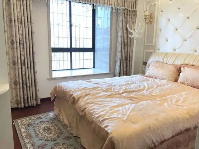 这是老公用30万装修的新房,客厅太美了,连沙发我都不舍得坐了