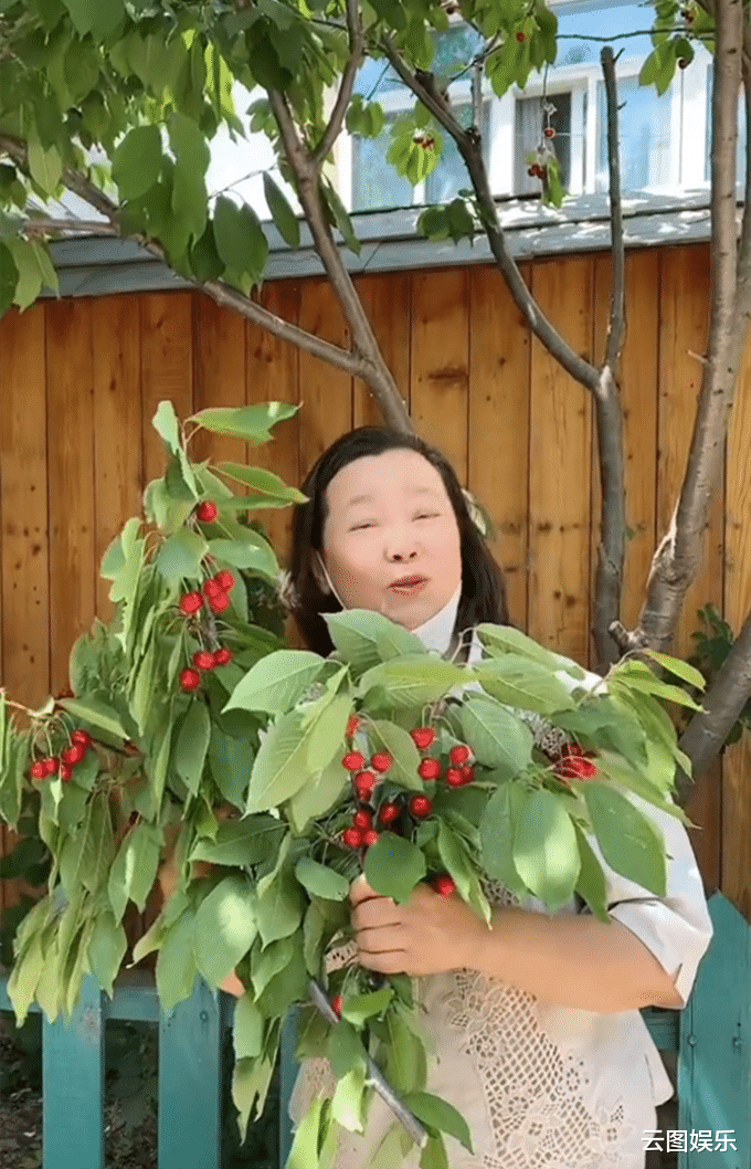 方青卓|老戏骨方青卓近况，北京住别墅用柴火灶，亲自下厨炒茧蛹接地气