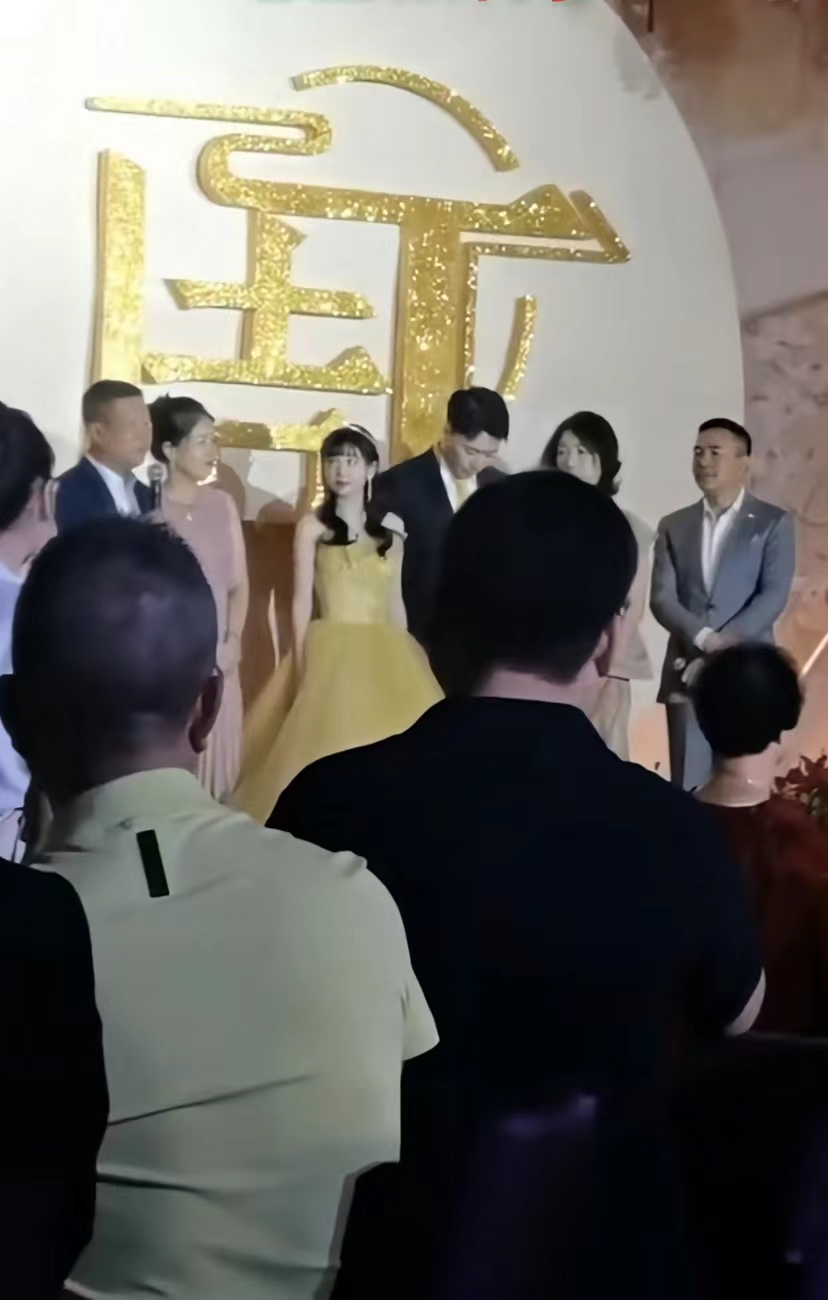 豪门|豪门联姻!特步公主与七匹狼公子订婚,女方爸爸喊话事业请多扶持