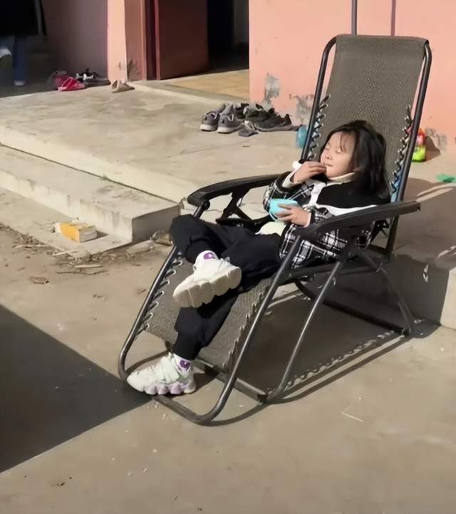 二郎腿|田静女儿翘二郎腿吃零食,田舅舅抖腿吃萝卜,抖腿行为被嘲没教养