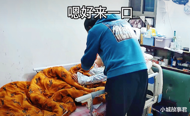 52岁儿子抱着101岁妈妈去看病,已全职照顾多年,视频感动网友