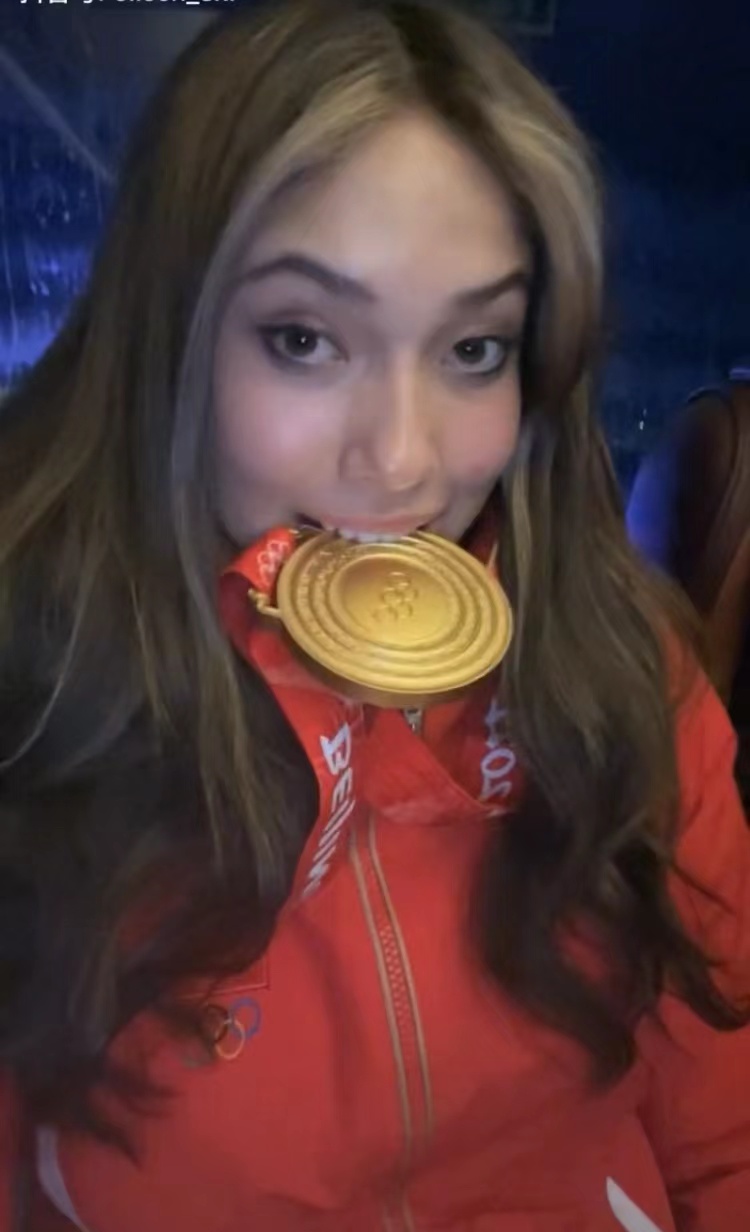 金牌|孩子饿坏了！谷爱凌深夜咬金牌啃包子，笑容满面点头，大赞好吃