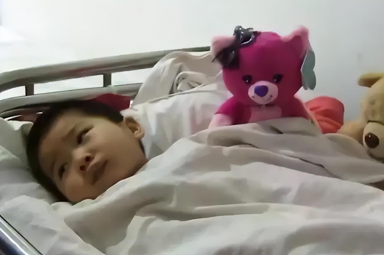 5岁女孩病重,其父却狠心无情抛弃离去。最后孤独离开世间