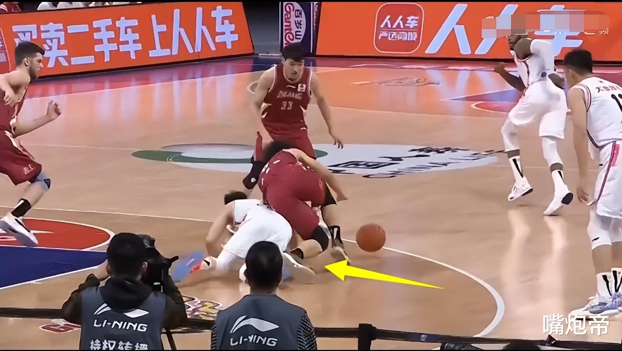 胡明轩|胡明轩飞铲横扫裁判不吹！起身就走没有道歉，两场9犯规直指辽宁