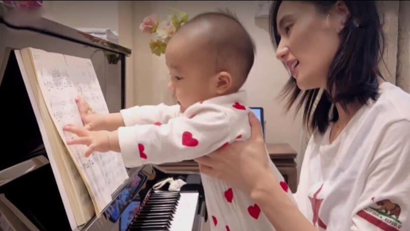 李亚鹏|不愧是李亚鹏的菜，金喜穿卫衣在家教女儿弹琴，侧颜简直就是年轻王菲翻版