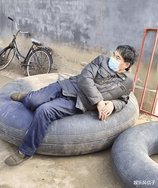 朱之文|大衣哥路边晒太阳,被嘲形象差太邋遢,网友:赶紧拍,拍完换衣服