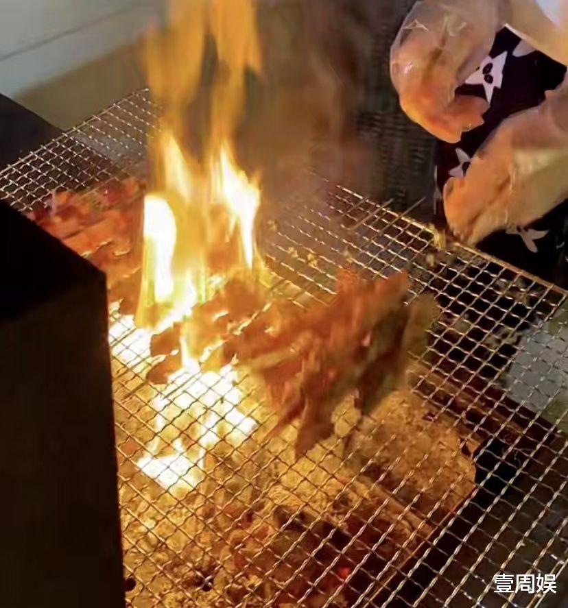 李嘉欣|秋瓷炫在豪宅阳台上撸串，一口啤酒一口肉，唱情歌表白于晓光！