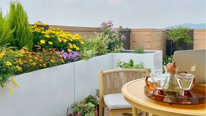 买了个带30㎡露台的顶楼，2.2万DIY改造成花园，推开门就像在度假