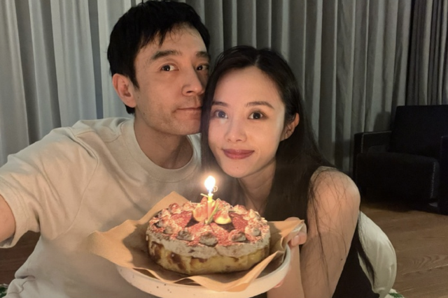 李光洁|41岁李光洁晒照庆生，与小12岁娇妻贴面亲密自拍，女方高颜值吸睛