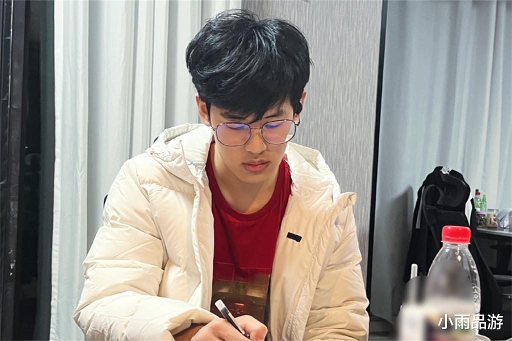 穿衣搭配|一场巅峰赛两名职业选手风评受损，XYG羲和摆烂，eStar花海劝投