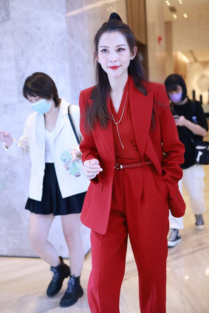 西装 蔡少芬的风采不减当年,穿一身红色服装又飒又美,配高马尾好减龄